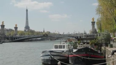 Eyfeltower ve turist tekneleriyle Paris Seine nehri. Yüksek kalite 4k görüntü