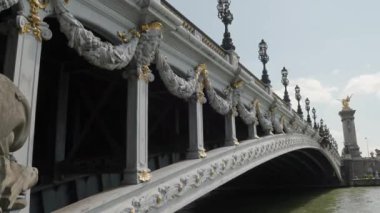 Paris 'teki Seine Nehri üzerinde çok güzel dekore edilmiş bir köprü. Yüksek kalite 4k görüntü