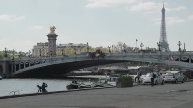 Eyfeltower ve turist tekneleriyle Paris Seine nehri. Yüksek kalite 4k görüntü