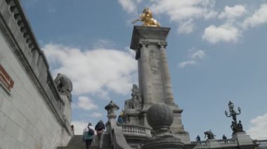 Paris 'teki Seine Nehri üzerinde çok güzel dekore edilmiş bir köprü. Yüksek kalite 4k görüntü