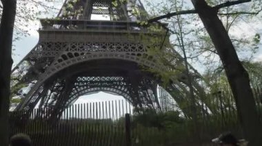 Paris 'teki Eyfeltower bahar yapraklarının arasından izledi. Yüksek kalite 4k görüntü