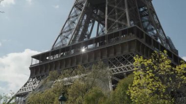 Eiffel kulesi demir inşaat ve asansörün yakın çekimleri. Yüksek kalite 4k görüntü