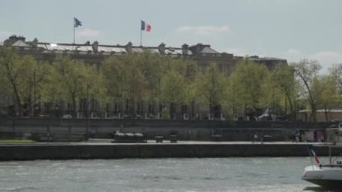 Paris 'teki Seine Nehri' nde hükümet binasının yanındaki turist teknesi. Yüksek kalite 4k görüntü