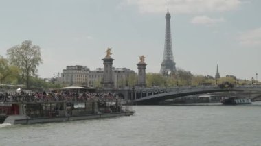 Eyfeltower ve turist tekneleriyle Paris Seine nehri. Yüksek kalite 4k görüntü