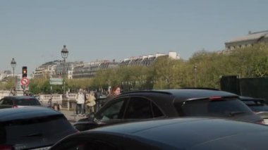 Paris Ile De La Cite şehir merkezinde trafik var. Yüksek kalite 4k görüntü