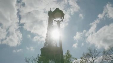 Paris 'teki Eyfeltower bahar yapraklarının arasından izledi. Yüksek kalite 4k görüntü