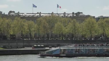 Paris 'teki Seine Nehri' nde hükümet binasının yanındaki turist teknesi. Yüksek kalite 4k görüntü