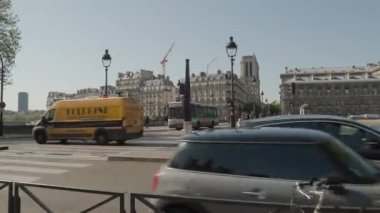 Notre Dame Katedrali ile Paris Ile De La Cite 'de trafik. Yüksek kalite 4k görüntü