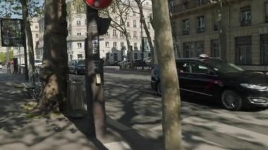 Paris Ile De La Cite şehir merkezinde trafik var. Yüksek kalite 4k görüntü