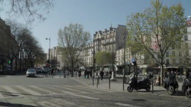 Paris, Fransa 'da 20. bölgedeki şehir trafiği. Yüksek kalite 4k görüntü