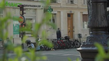 Fransa 'nın Paris kentsel caddesinde eczane tabelası. Yüksek kalite 4k görüntü