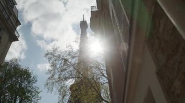 Paris 'teki Eyfeltower yakındaki sokaktan izledi. Yüksek kalite 4k görüntü