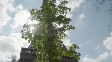 Paris 'teki Eyfeltower bahar yapraklarının arasından izledi. Yüksek kalite 4k görüntü