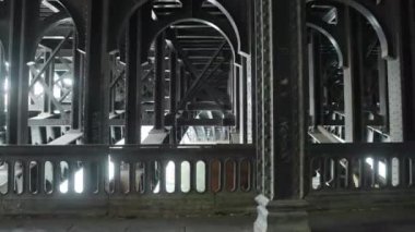 Paris, Seine üzerindeki köprünün demirden inşaatı. Yüksek kalite 4k görüntü