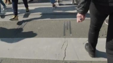 Paris, Fransa 'daki zebra şeridinde yayalar karşıdan karşıya geçiyorlar. Yüksek kalite 4k görüntü