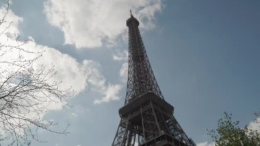 Paris 'teki Eyfeltower bahar yapraklarının arasından izledi. Yüksek kalite 4k görüntü