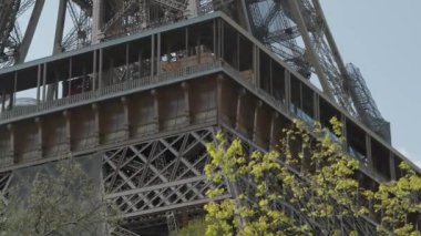 Eiffel kulesi demir inşaat ve asansörün yakın çekimleri. Yüksek kalite 4k görüntü