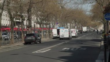Paris, Fransa 'da 20. bölgedeki şehir trafiği. Yüksek kalite 4k görüntü
