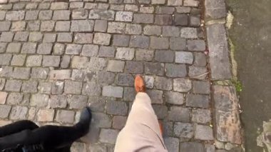 Paris 'teki kaldırım taşı caddesinde yürüyen adam ve kadın. Yüksek kalite 4k görüntü