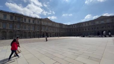 Paris Louvre Sarayı 'nın ünlü dış manzarası. Yüksek kalite 4k görüntü