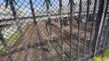 Fransa, Paris 'teki bir köprüden izlenen raylar. Yüksek kalite 4k görüntü