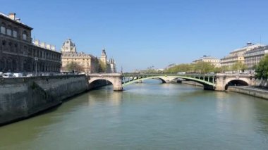 Paris şehir merkezindeki Seine Nehri 'nin karşısındaki köprü. Yüksek kalite 4k görüntü