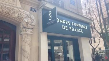 Fransa 'nın başkenti Paris' te cenaze levazımatçıları derneğinin işaretidir. Yüksek kalite 4k görüntü