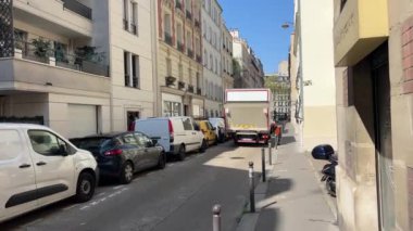 Paris caddesinde arka kapı açılıyor. Yüksek kalite 4k görüntü