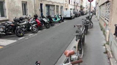 Paris, Fransa 'da bisikletleri ve motosikletleri park ediyorlar. Yüksek kalite 4k görüntü