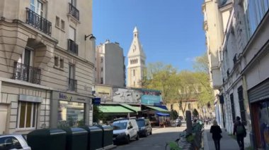 Baharda kiliseyle Paris caddesi sahnesi. Yüksek kalite 4k görüntü