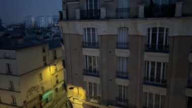 Paris, Menilmontant bölgesinde sabah sahnesi. Yüksek kalite 4k görüntü