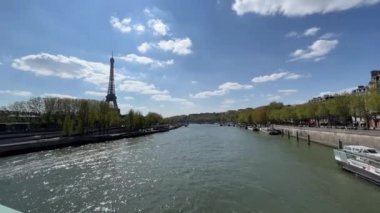 Paris, Fransa 'daki Seine Nehri ve Eyfel Kulesi. Yüksek kalite 4k görüntü