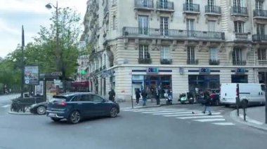Paris, Fransa 'da Montmartre bölgesinde otobüs yolculuğu. Yüksek kalite 4k görüntü