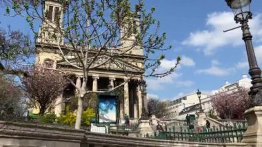 Paris Montmartre bölgesinde güzel bir kilise. Yüksek kalite 4k görüntü