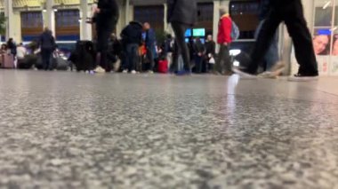 Tren istasyonunda gezginler ve gezginler. Yüksek kalite 4k görüntü