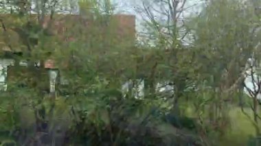 Tren Avusturya 'nın banliyö köyünden geçiyor. Yüksek kalite 4k görüntü