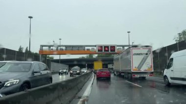 Linz, Yukarı Avusturya 'daki otoyol tünelinde trafik yavaş ilerliyor. Yüksek kalite 4k görüntü