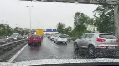 Linz, Yukarı Avusturya 'daki otoyol tünelinde trafik yavaş ilerliyor. Yüksek kalite 4k görüntü