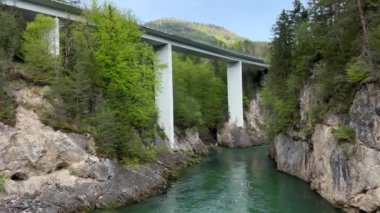 Yukarı Avusturya 'daki Steyr nehrinin üst geçidinde. Yüksek kalite 4k görüntü