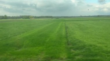 Fransız manzarası TGV yüksek hız treninden izleniyor. Yüksek kalite 4k görüntü