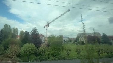 Alsace, Fransa 'nın başkenti Strasbourg' dan tren geçiyor. Yüksek kalite 4k görüntü