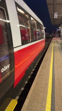 Gece platformda bölgesel tren var. Yüksek kalite 4k görüntü