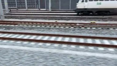 İstasyondaki yük treni ve tren rayları. Yüksek kalite 4k görüntü