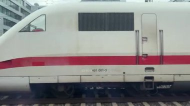 Alman ICE yüksek hızlı treni Münih 'te demiryolundan geçiyor. Yüksek kalite 4k görüntü