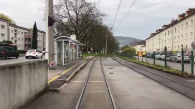 Linz Urfahr 'dan tramvayla geçeceğiz. Yüksek kalite 4k görüntü