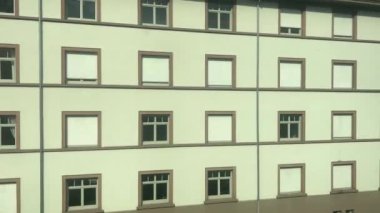 Alsace, Fransa 'nın başkenti Strasbourg' dan tren geçiyor. Yüksek kalite 4k görüntü