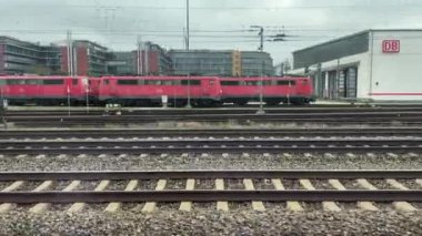 Tren Münih ana istasyonunun yakınından geçiyor. Yüksek kalite 4k görüntü