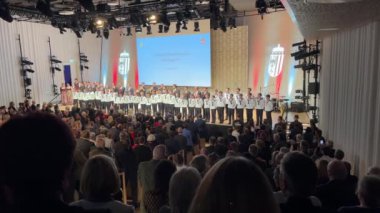 Kalabalık festival salonunda erkek korosuyla Yukarı Avusturya marşı söyleyen kalabalık. Yüksek kalite 4k görüntü