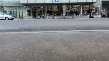 Şehir caddesinde insanlar ve araba trafiği. Yüksek kalite 4k görüntü