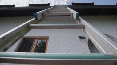 Kırsal evlerin çatısına dayanan metal merdiven. Yüksek kalite 4k görüntü